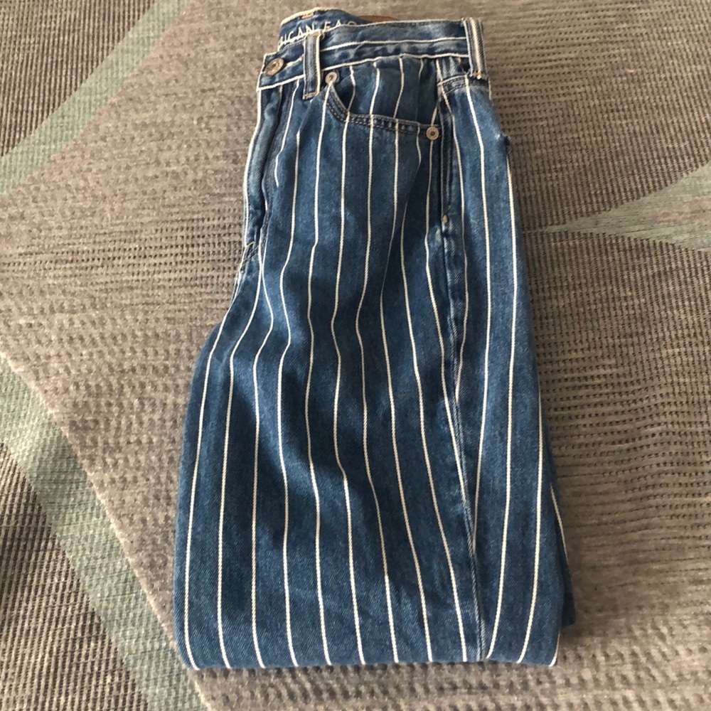 striped mom jeans super cute!